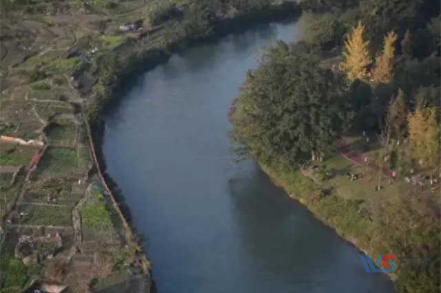 成都温江一河道被指贴瓷砖