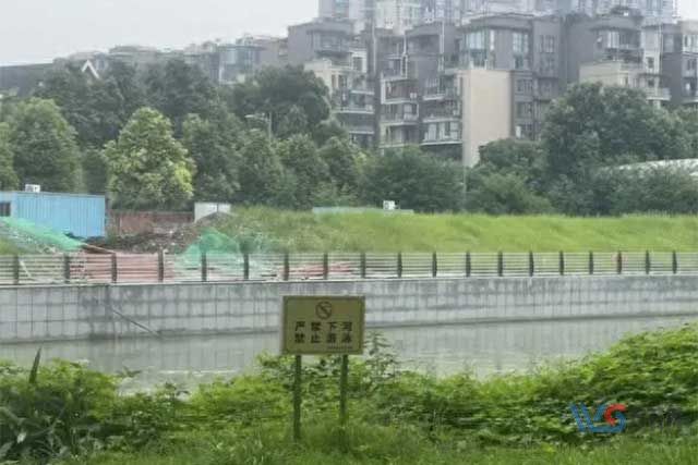成都温江一河道被指贴瓷砖