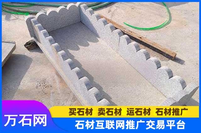 花边路沿石大概多少钱一块?